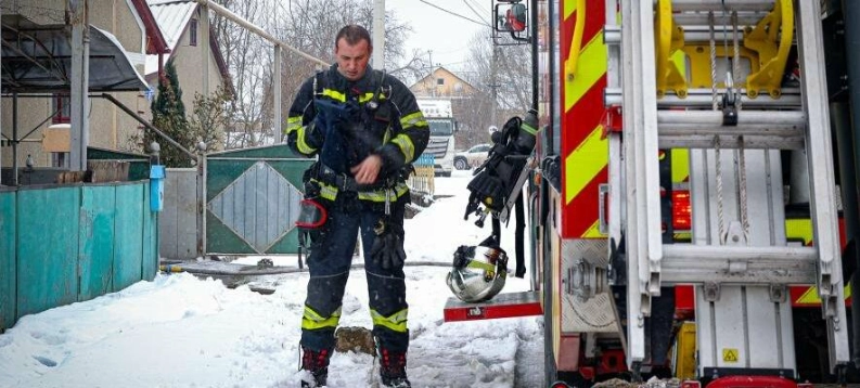 Чернівці: пожежа на дахах двох будинків вдалося локалізувати без жертв