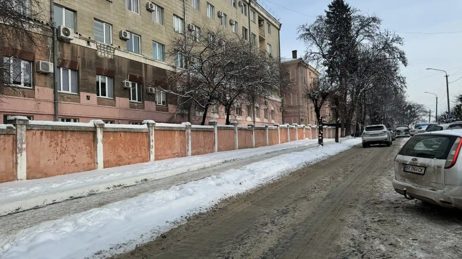 Біля обласної лікарні у Чернівцях облаштують нову парковку