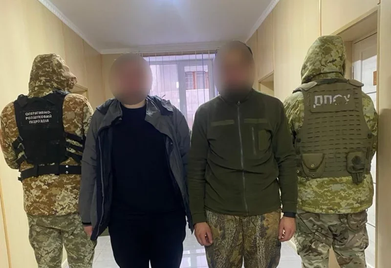 На Буковині прикордонники зупинили двох сміливців у засніжених Карпатах