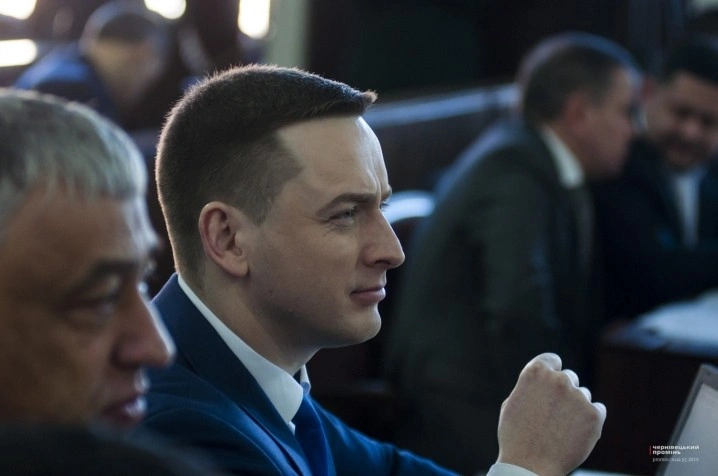 Колишнього посадовця Чернівців звинувачують у розтраті понад 700 тисяч гривень