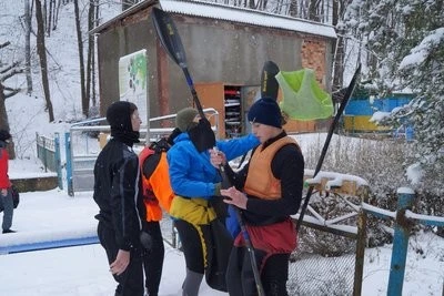 Крижаний Дністер та «базовий» кілометраж: як працює єдина школа веслування на Буковині