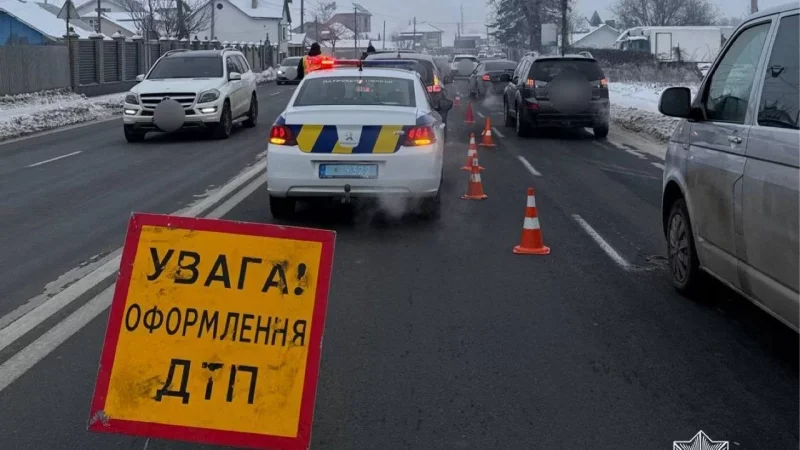 Затори під Чернівцями: через ранкову аварію в Мамаївцях обмежено рух