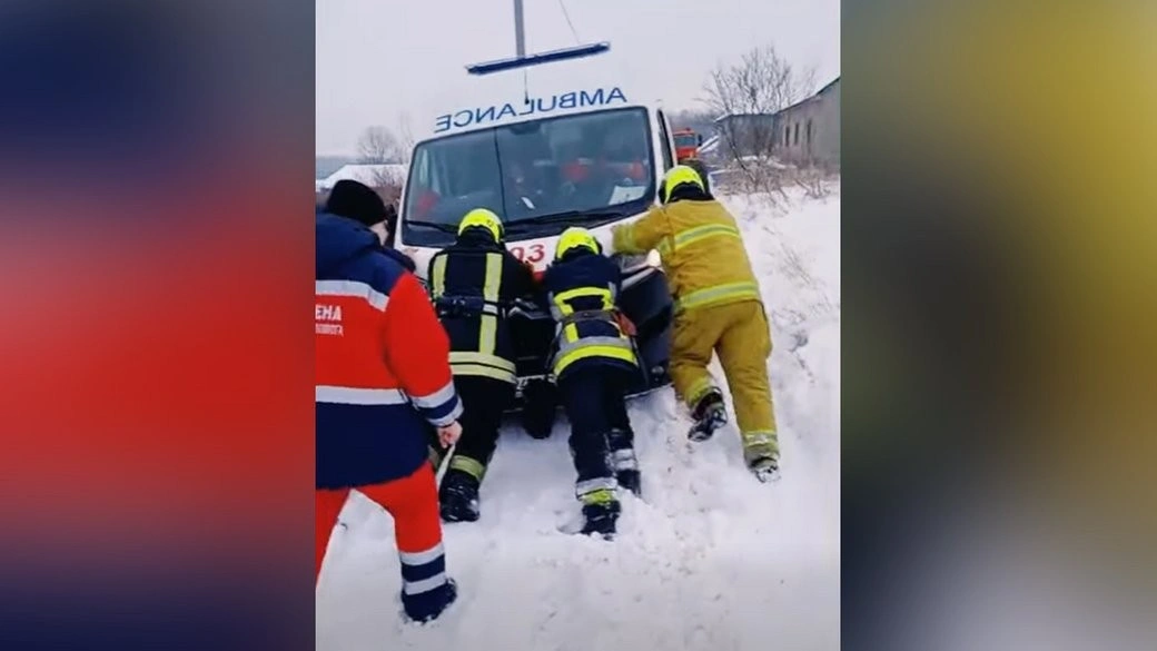 Медицина крізь замети: на Буковині «швидкі» масово застрягають у снігу дорогою до пацієнтів
