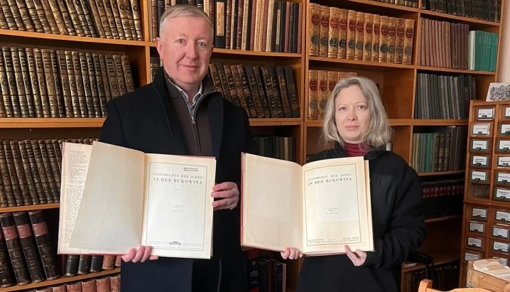 Книжкова одисея завершилася в Чернівцях: бібліотека ЧНУ отримала раритетне видання