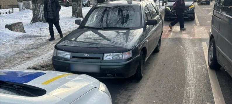 Наїзд на пішохідному переході в Чернівцях: на вулиці Головній постраждала жінка