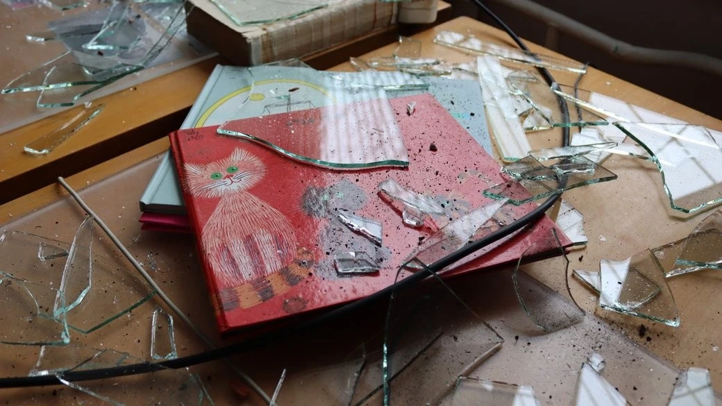 Під прицілом — дитинство: у Києві уламки російського дрона понівечили головну бібліотеку для малечі