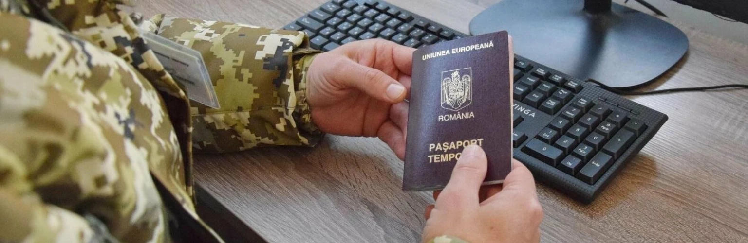 Невдала маскарадна подорож: на кордоні з Румунією затримали чоловіка з чужим паспортом