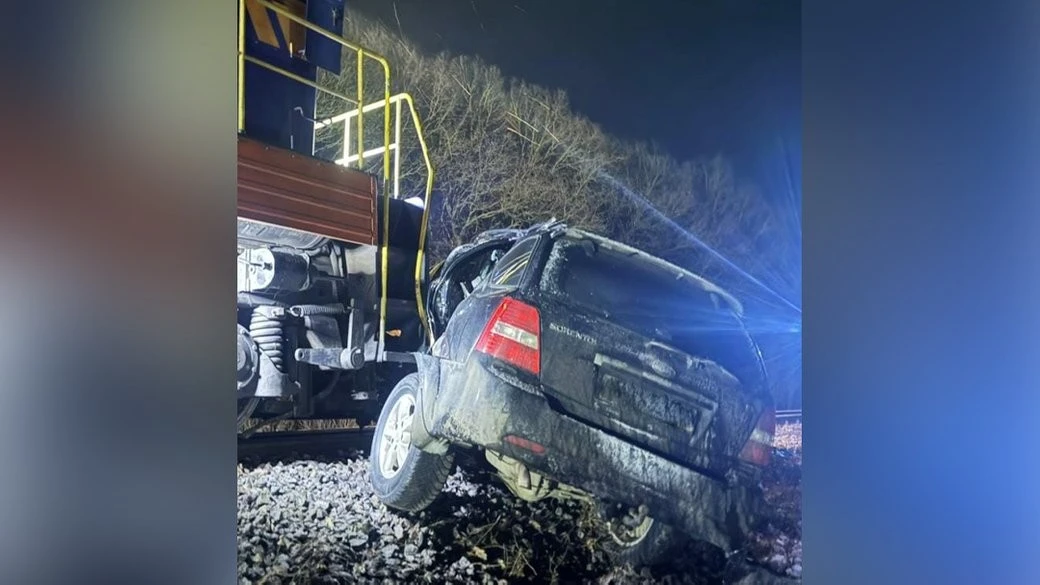 Нічна аварія на переїзді: на Буковині тепловоз протаранив позашляховик