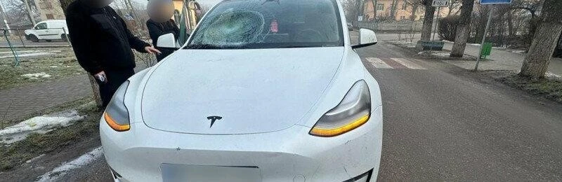 Наїзд у Новоселиці: під колеса електрокара Tesla потрапив літній велосипедист