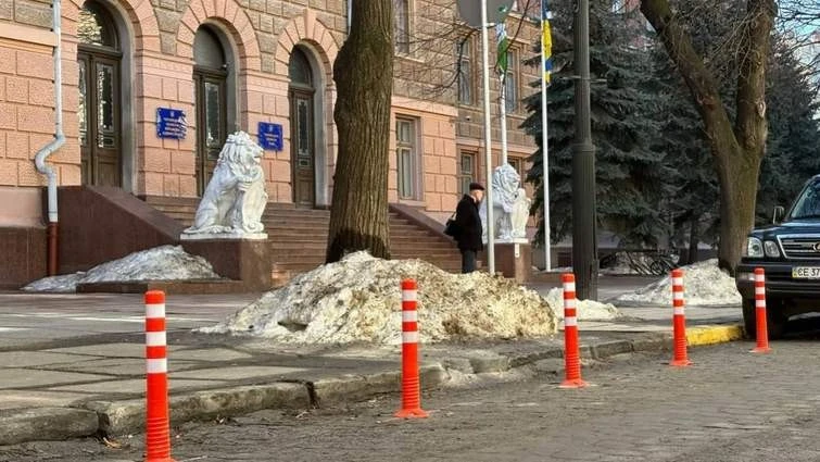 Вільний проїзд замість хаотичного паркування: як змінилася вулиця Грушевського у Чернівцях