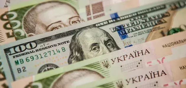 Долар у банках і обмінниках входить у новий коридор: що відбувається з готівковим ринком