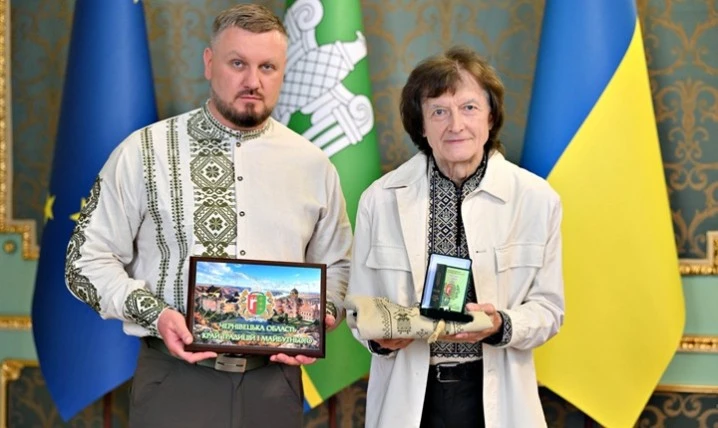 Павлу Дворському вручили почесну відзнаку Буковини під час 50-річного сценічного ювілею