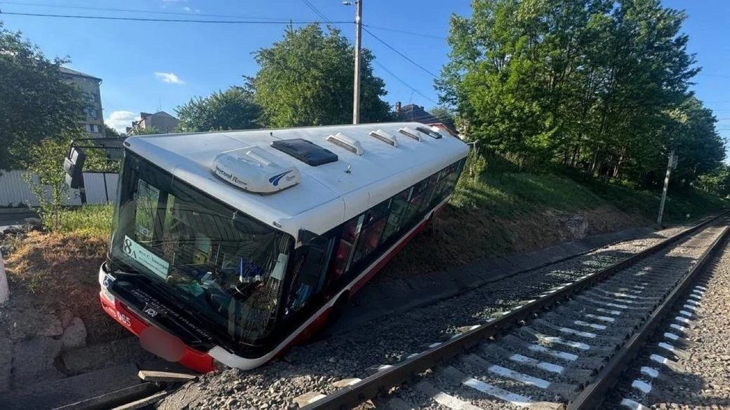 У Чернівцях автобус без пасажирів з’їхав з дороги – ділянку на Кармелюка перекрили