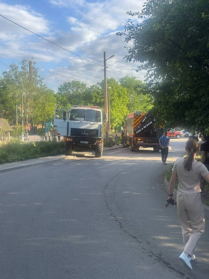 У Чернівцях автобус без пасажирів з’їхав з дороги – ділянку на Кармелюка перекрили