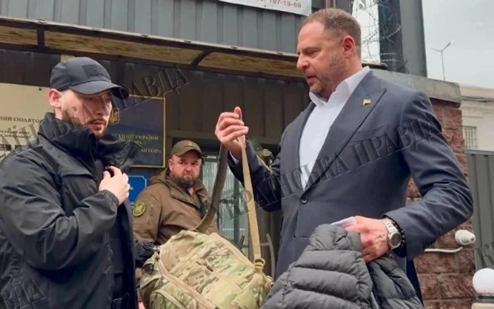 Єрмак вийшов із СІЗО під заставу 140 мільйонів – під стінами ізолятора зібралися журналісти
