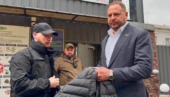 Єрмак вийшов із СІЗО під заставу 140 мільйонів – під стінами ізолятора зібралися журналісти