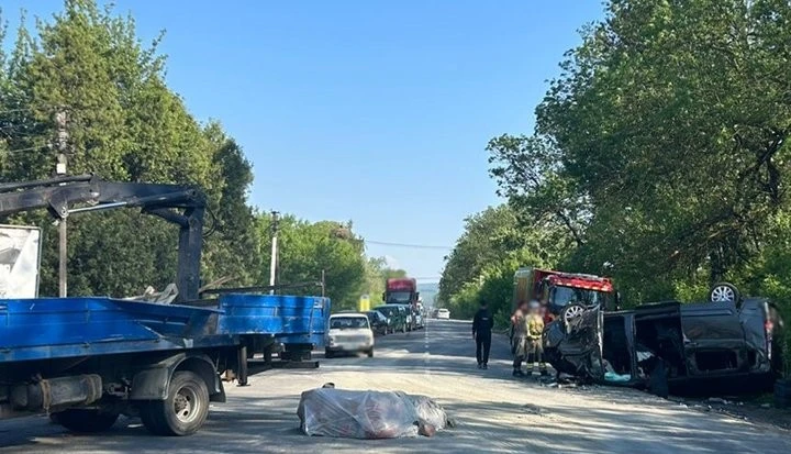 ДТП на Буковині: п’ятеро людей опинилися в лікарні після зіткнення мікроавтобуса з вантажівкою