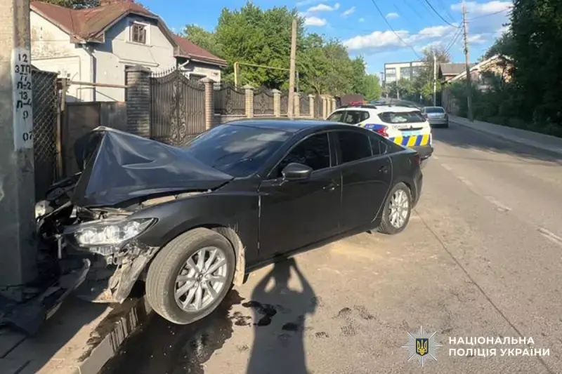 У Чернівцях Mazda врізалась в електроопору – водія госпіталізували після ДТП