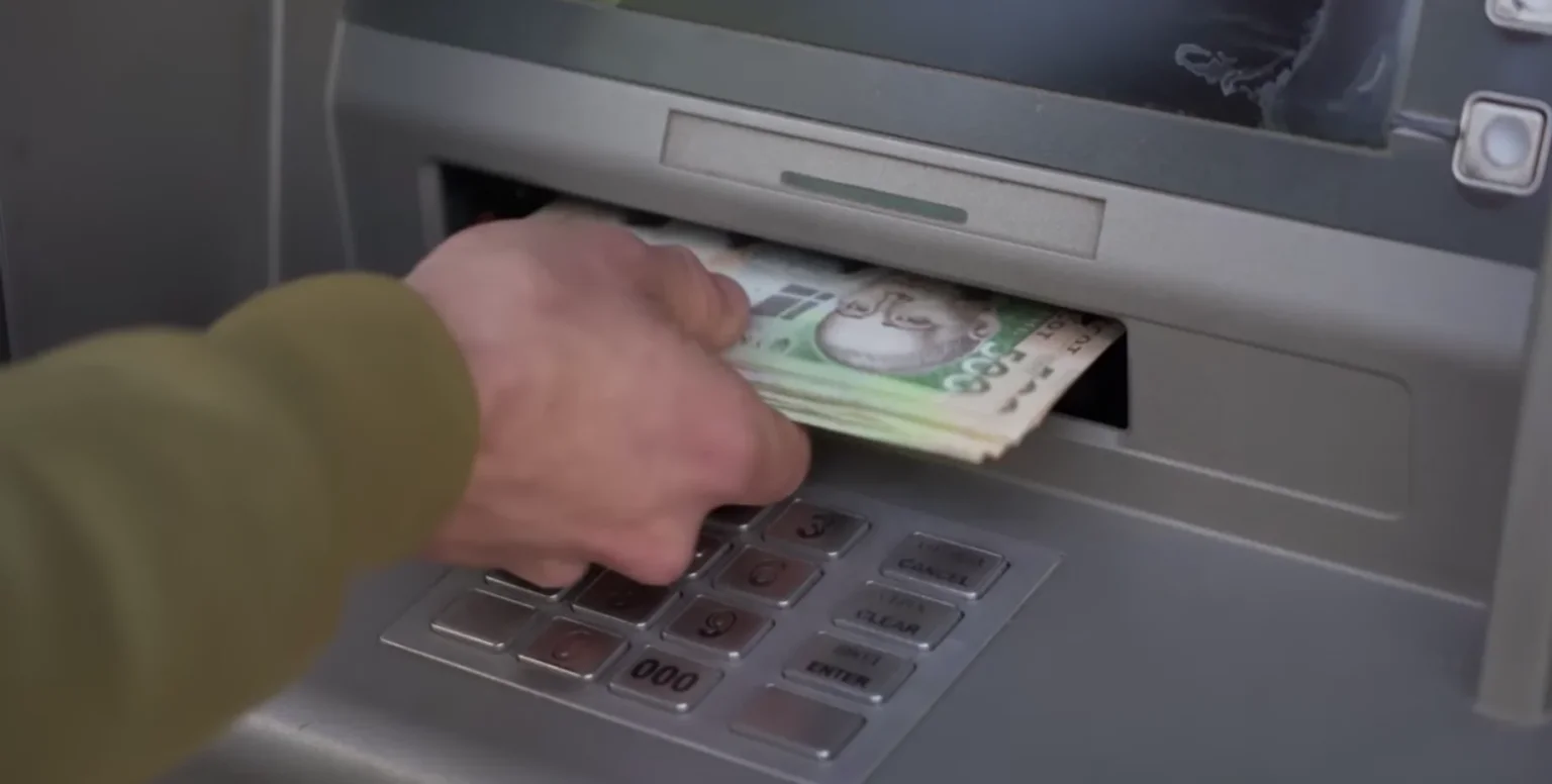 Контроль за готівкою: які ліміти на зняття діють в українських банкоматах