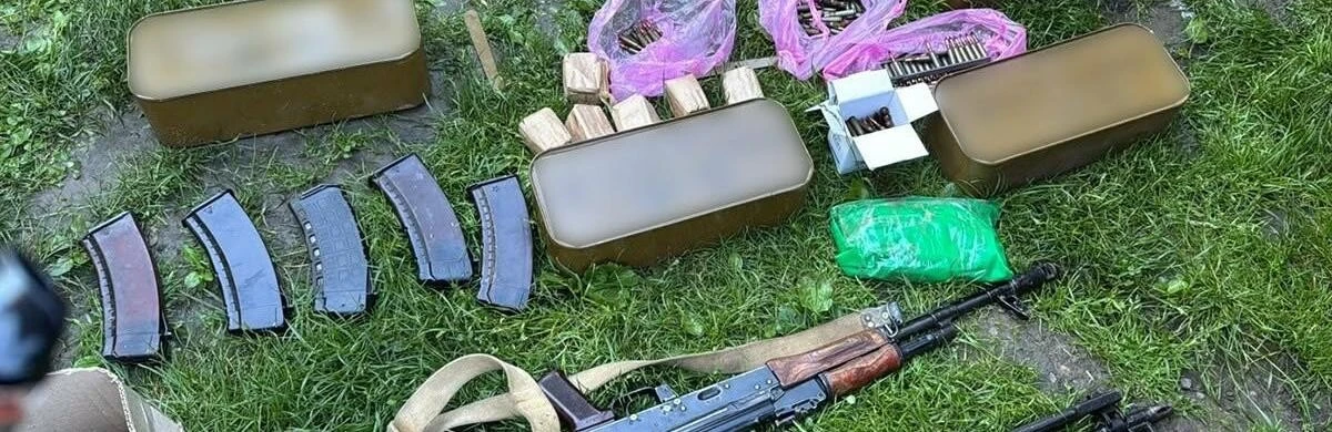 У Чернівцях у чоловіка знайшли масштабний арсенал зброї та тисячі патронів